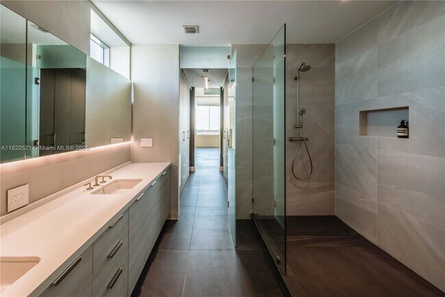Foto del edificio - 7934 West Dr