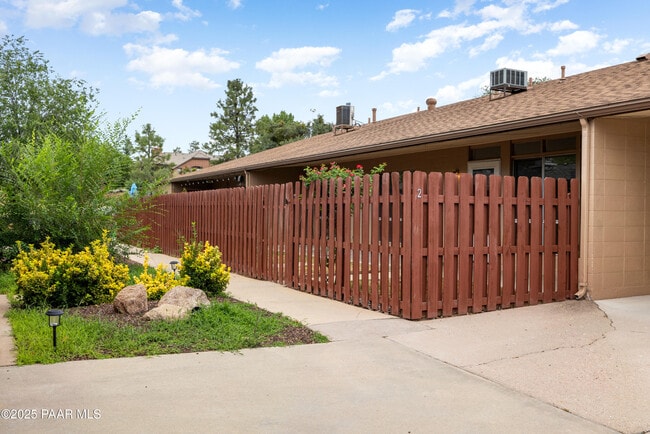 Foto del edificio - 340 Country Club Cir