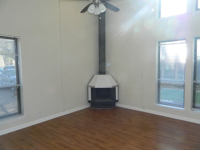Foto del edificio - Rooney Properties3 (8607 Fathom Cir)