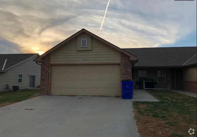 Building Photo - 1708 Hickory Ln