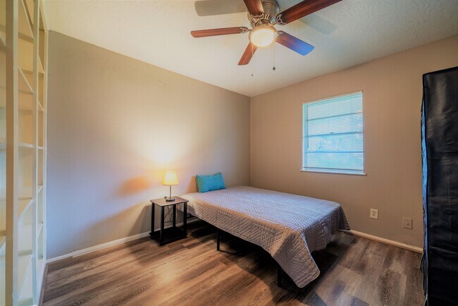 Building Photo - 9806 Mango St