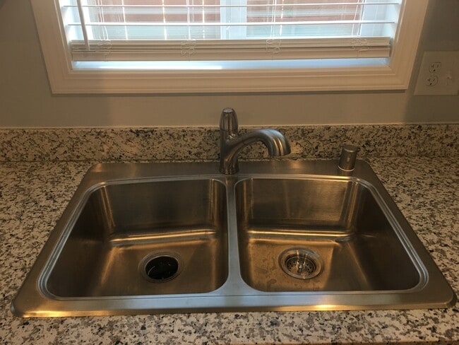 Sink with pullout Spray faucet and Garbage Disposal - 3248 Fitzgerald Cir