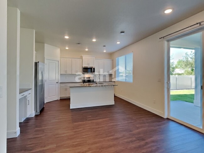 Foto del edificio - 979 N Nichole Ave