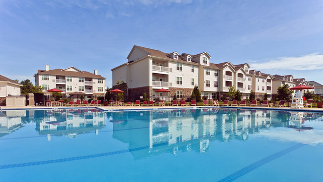 Piscina estilo centro turístico y cabaña - Meridian Crossing Apartment Homes