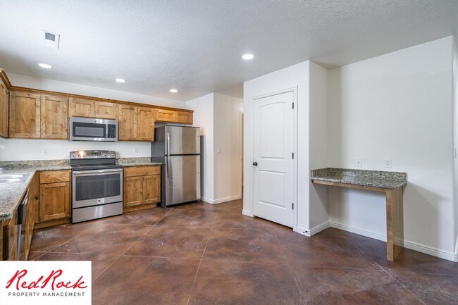 Building Photo - DOG-FRIENDLY 3 Bedroom Townhome with INTER...