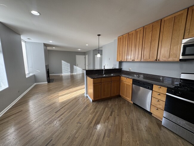 Building Photo - 542 E 48th St