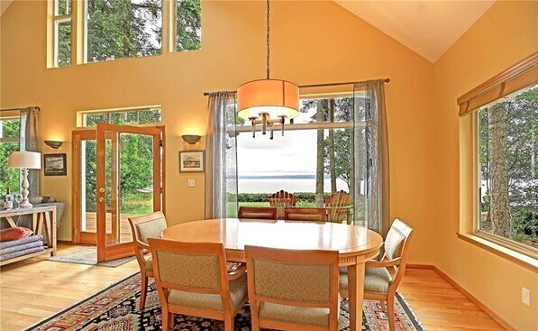 Building Photo - Fully Furnished Waterfront Living!