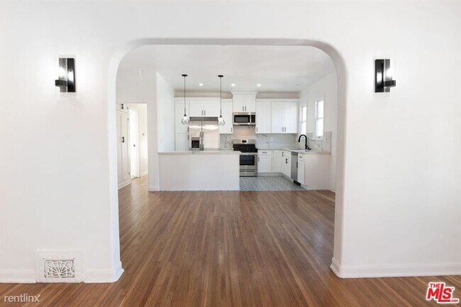 Building Photo - 3 br, 2 bath Condo - 643 1/2 S Cloverdale Ave
