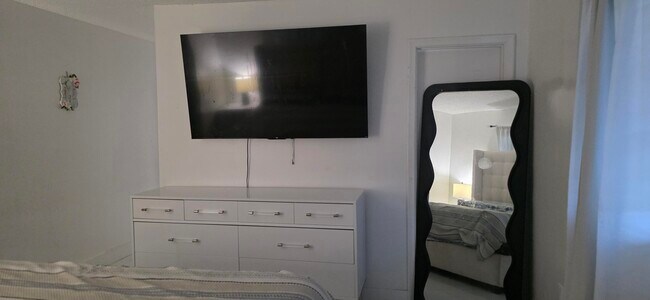 Foto del edificio - 896 SW 64th Terrace