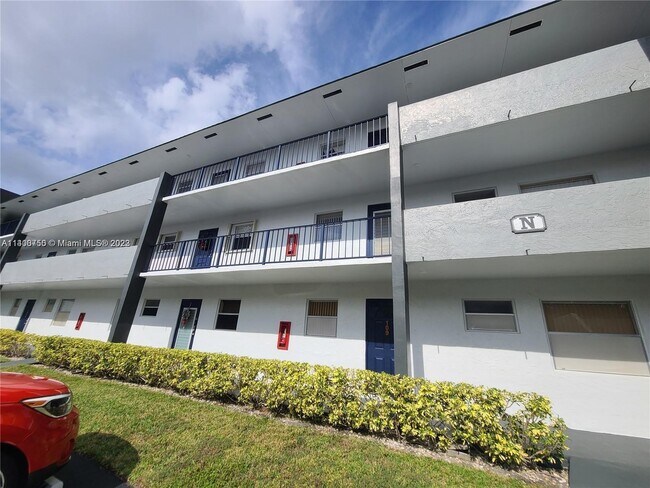 Foto del edificio - 8330 Sands Point Blvd