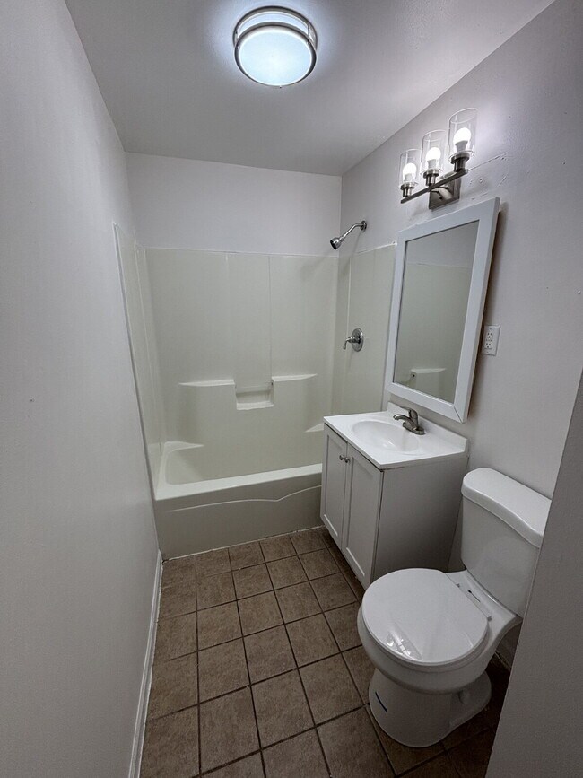 Building Photo - Spacious 3-bed home in Gary!