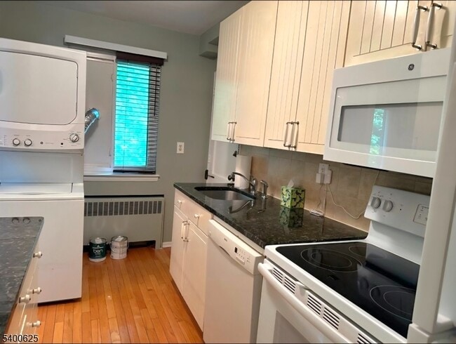 Foto del edificio - 12 Troy Dr