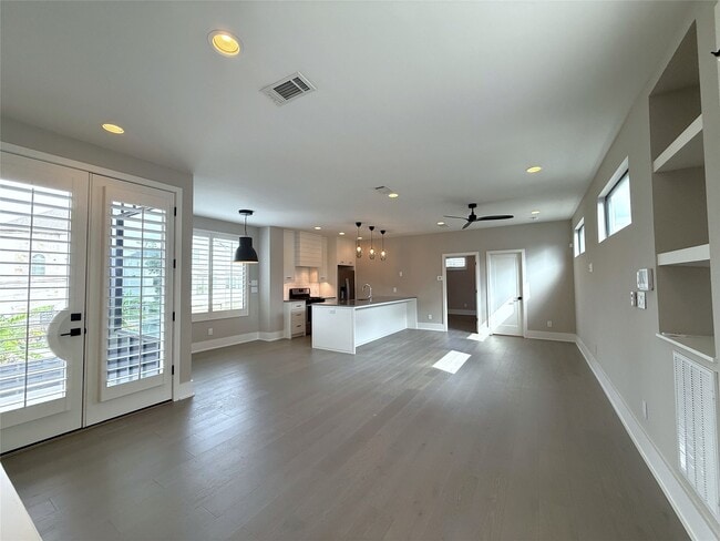 Building Photo - 1015 E 27th St