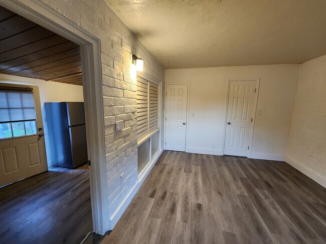 Building Photo - 155 E 15th Ave