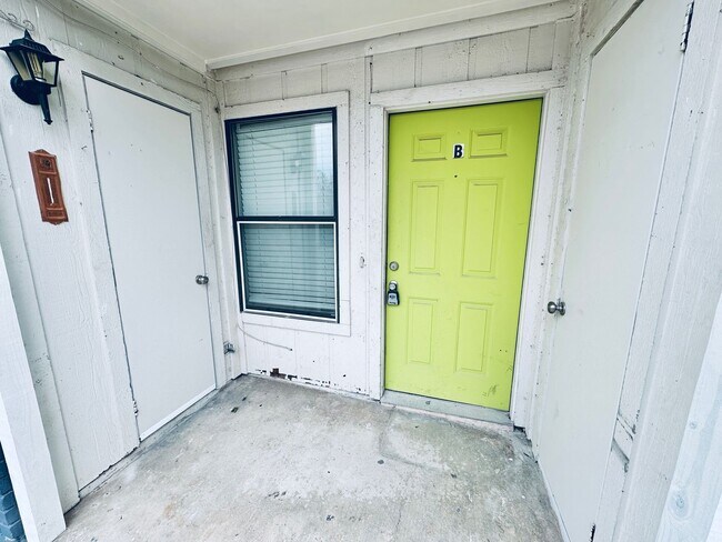 Foto del edificio - 5507 Rose Hill Cir
