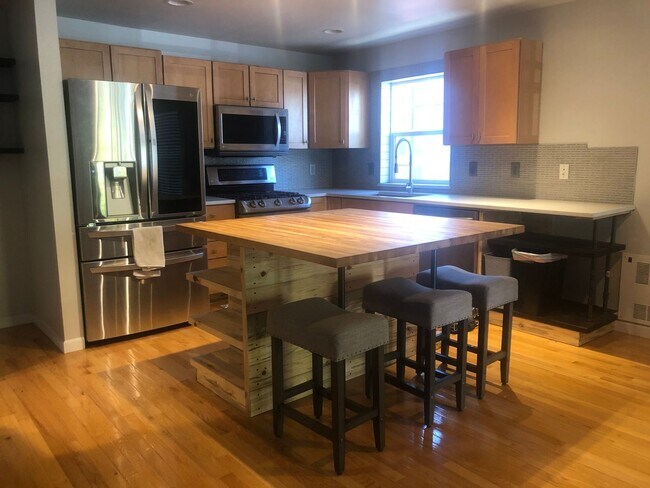 Foto del edificio - Walkable 2bd West Seattle Townhome w/Priva...