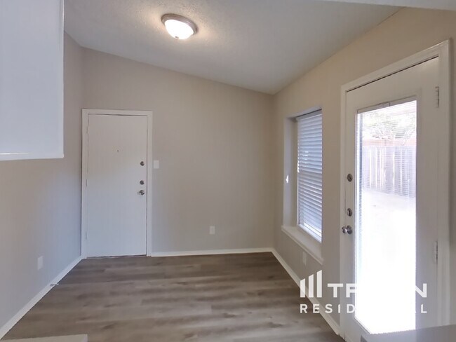 Building Photo - 2801 Glen Hollow Circle Arlington TX