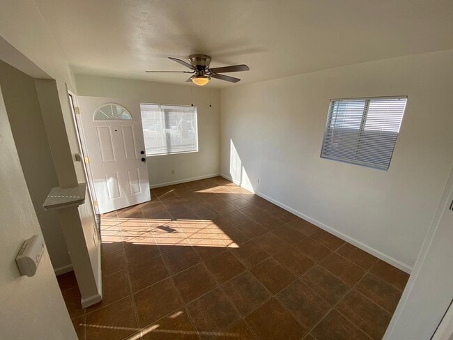 Foto del edificio - 2 Bedroom House- With Front & Back Yard