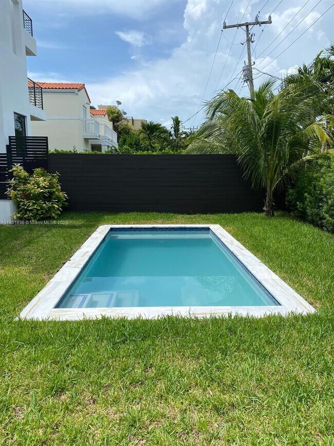 Foto del edificio - 570 Fernwood Rd
