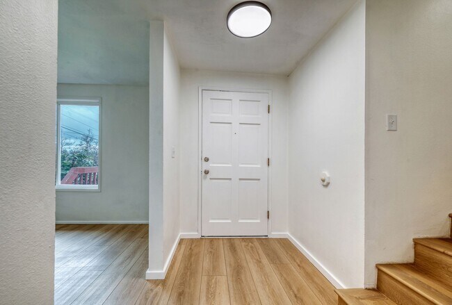 Foto del edificio - Freshly Updated 3 Bedroom/ 2 Bath Duplex U...