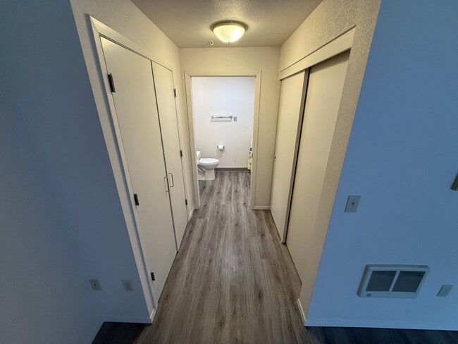 Armarios/Baño - Rose City Center Apartments - 55 and Over