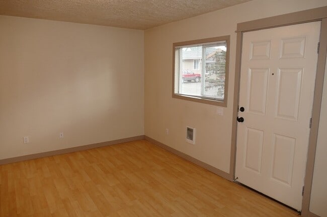 Building Photo - SE Arista Dr - 1 bedroom apartment in the ...