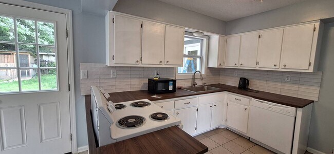 Foto del edificio - Newly Renovated 4 bedroom 2 bathroom home ...