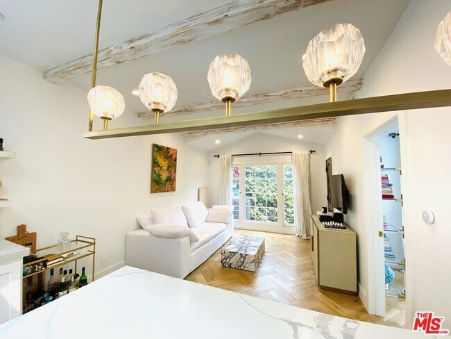 Foto del edificio - 8062 Waring Ave