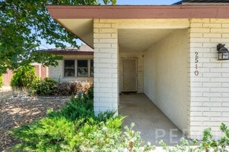 Building Photo - 2510 E Devonshire Ave