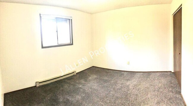 Building Photo - Spacious 2 bed
