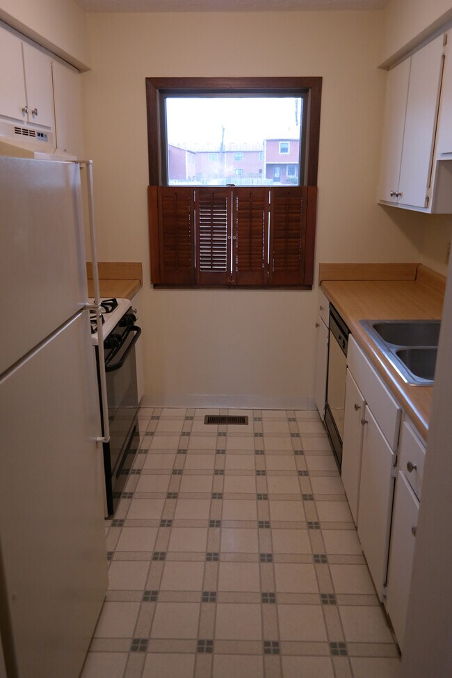 Kitchen - 5649 Great Woods Blvd