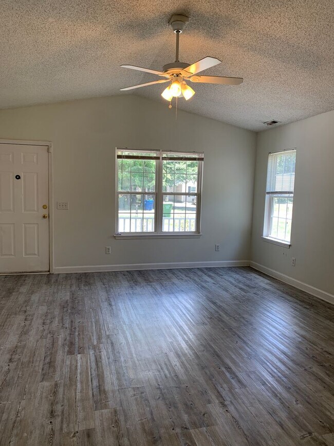 Building Photo - 3 Bedroom 2 Bath House Close to WB (Hillsd...