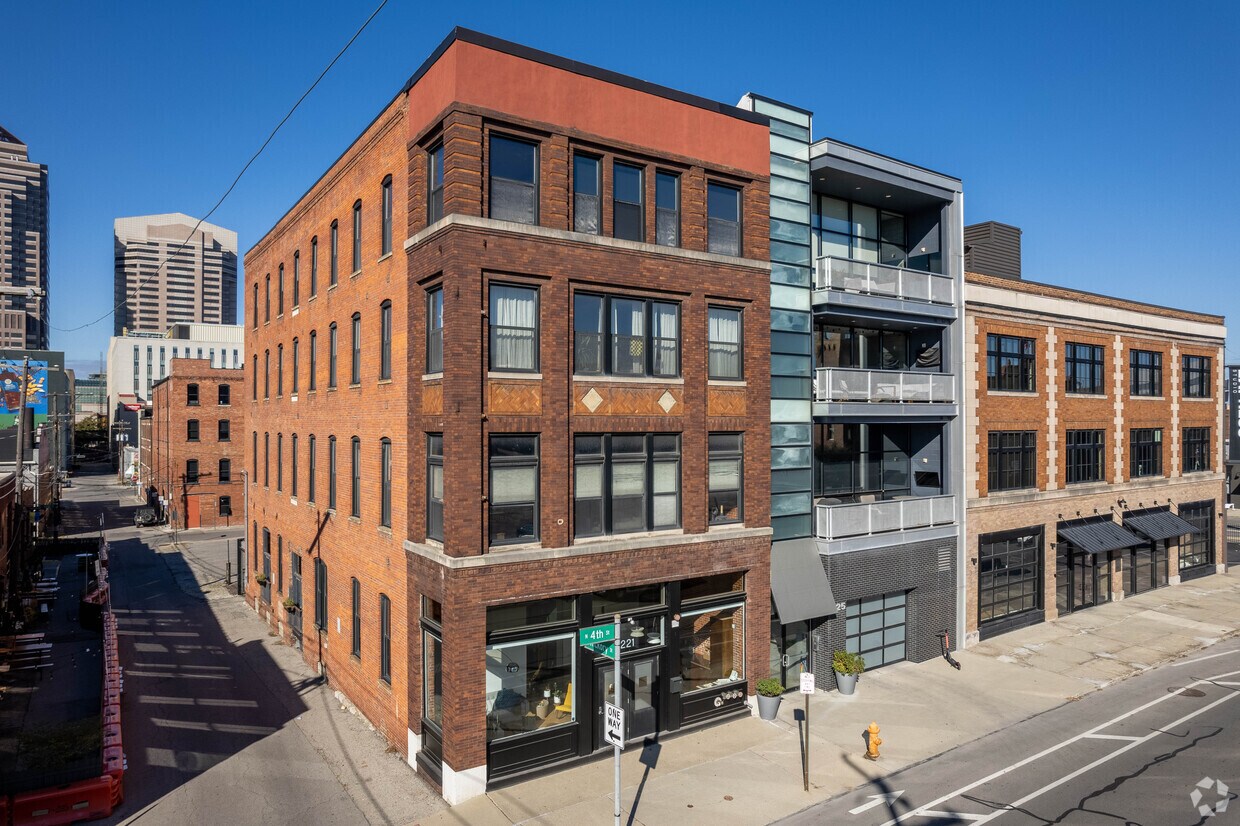 Primary Photo - 221-225 N 4th St