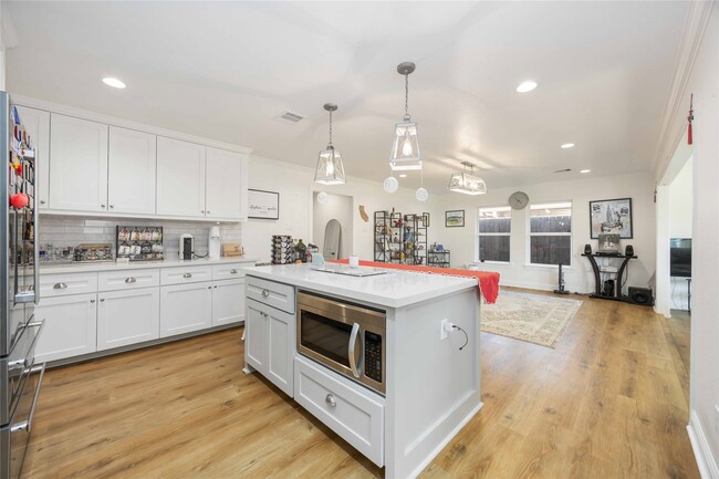 Building Photo - 2011 De Milo Dr