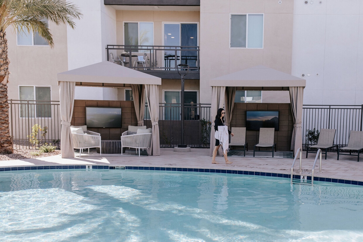 Poolside Cabanas with TVs - Amavida Marana