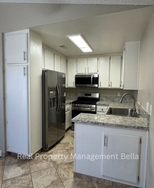 Building Photo - Inviting 2-Bedroom, 2-Bathroom Home Locate...