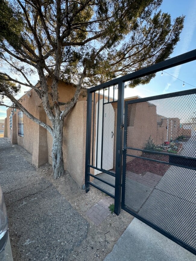 Building Photo - 932 San Pedro Dr SE