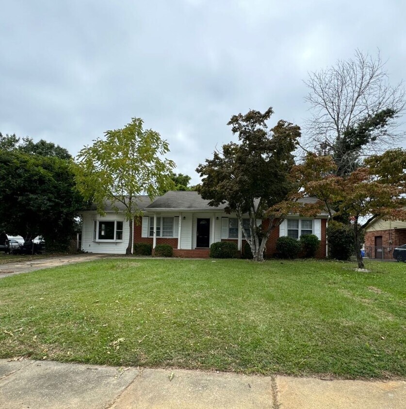 Foto principal - BELOW MARKET RENT!