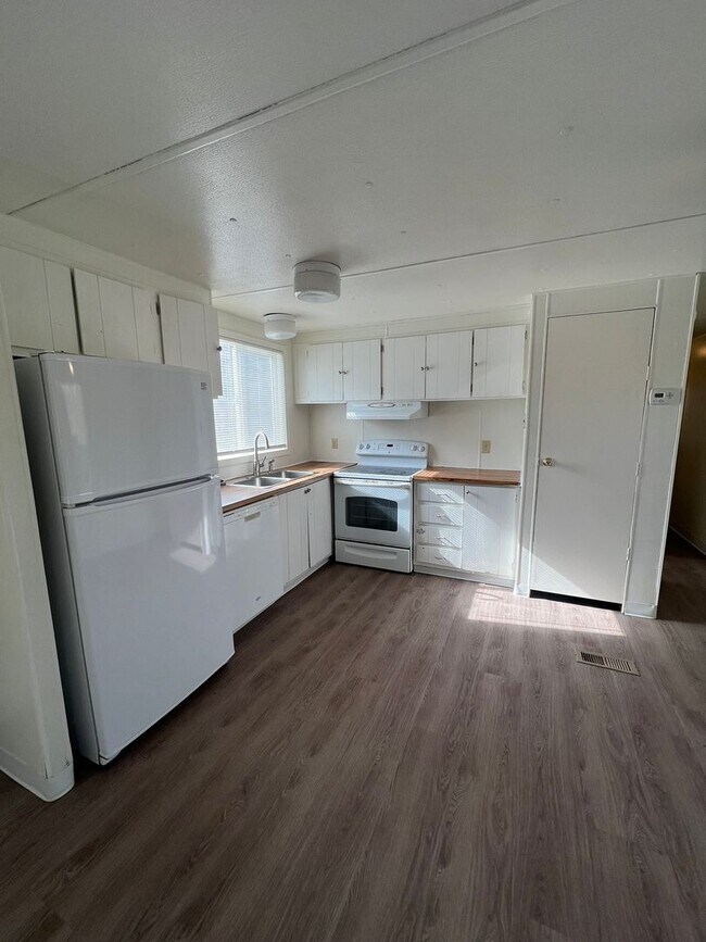 Foto del edificio - 2 bed 1.5 bath home with off-street parking