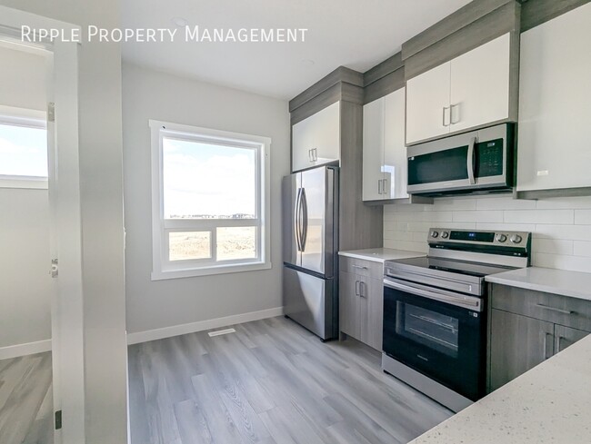 Photo du bâtiment - FIRST FREE MONTH! FANTASTIC 3 BEDS/ 3.5 BA...