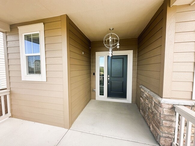Building Photo - Elizabeth 4 Bedroom, 2.5 Bath Home (Availa...