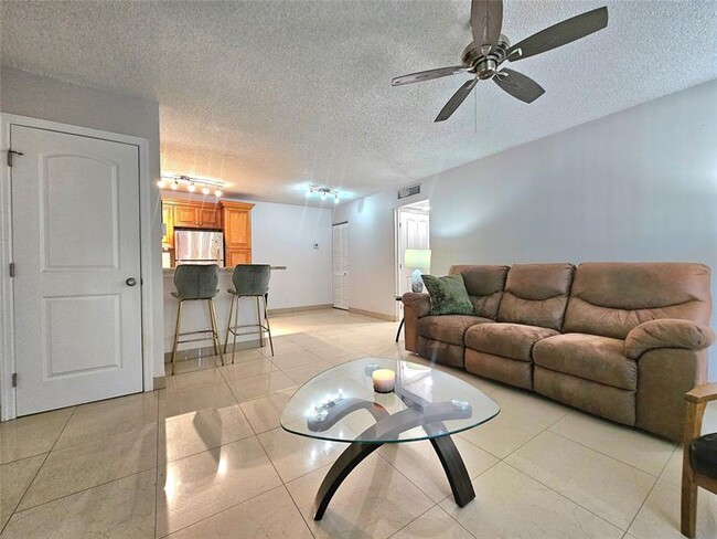 Foto del edificio - 701 Lyons Rd