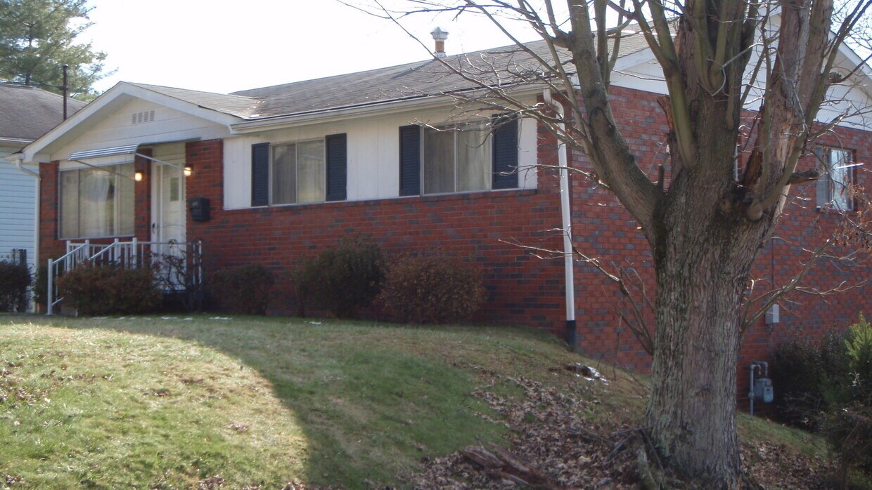 Primary Photo - 3 Bedroom, 2 Bath House close to Evansdale...