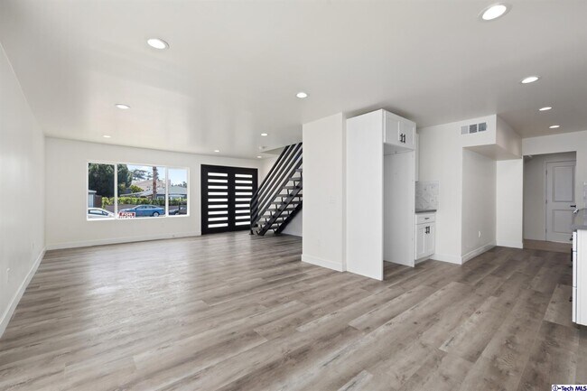 Building Photo - 707 E Orange Grove Ave