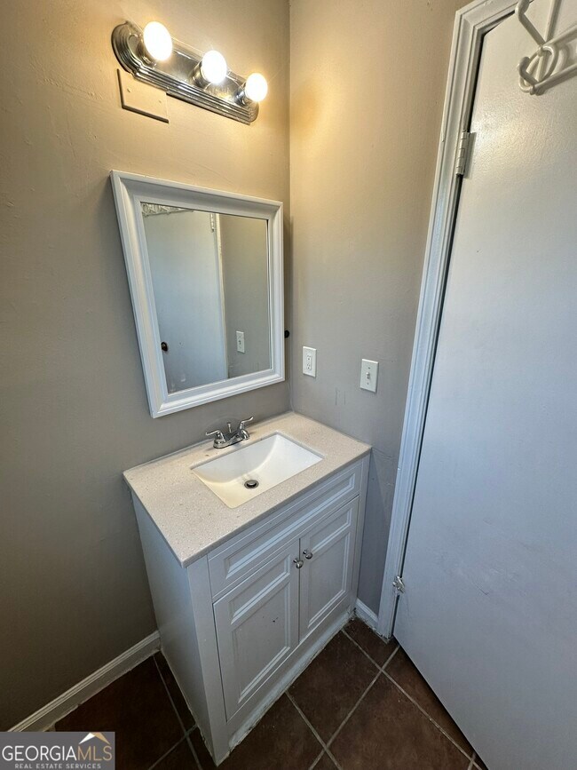 Building Photo - 4708 Lois Dr