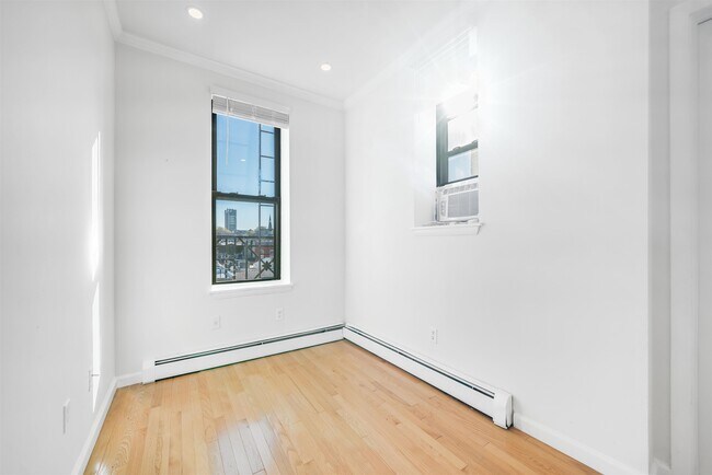 Building Photo - 815 Park Ave