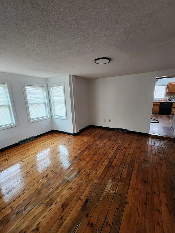 Foto del edificio - 5 Leonard Ave