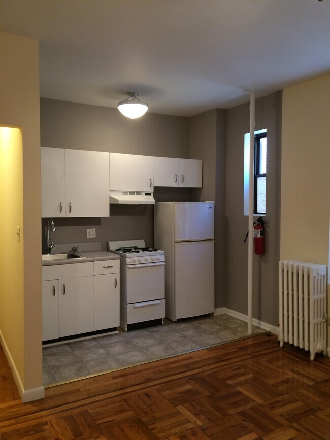 Building Photo - 9017 Bergenwood Ave