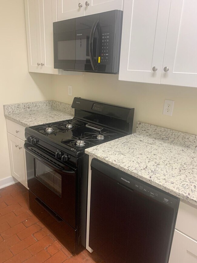 Foto del edificio - Renovated 3 Bedroom Townhouse! Off Street parking and Washer/Dryer!!