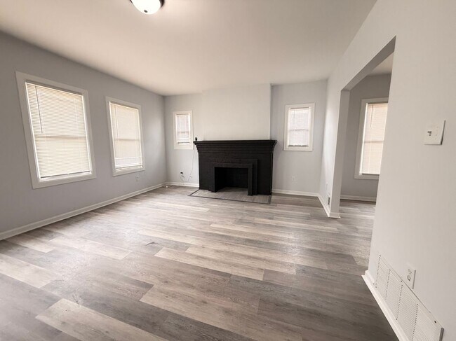 Building Photo - 3259 Cortland St